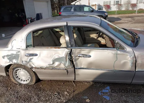 2000 Lincoln Town Car Executive из США, поврежденный, VIN 1LNHM81W7YY928809